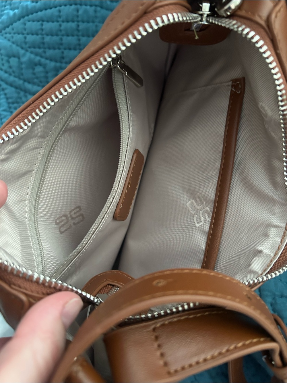 Woven vegan Leather Shoulder Bag in Brown - Picture 4 of 4